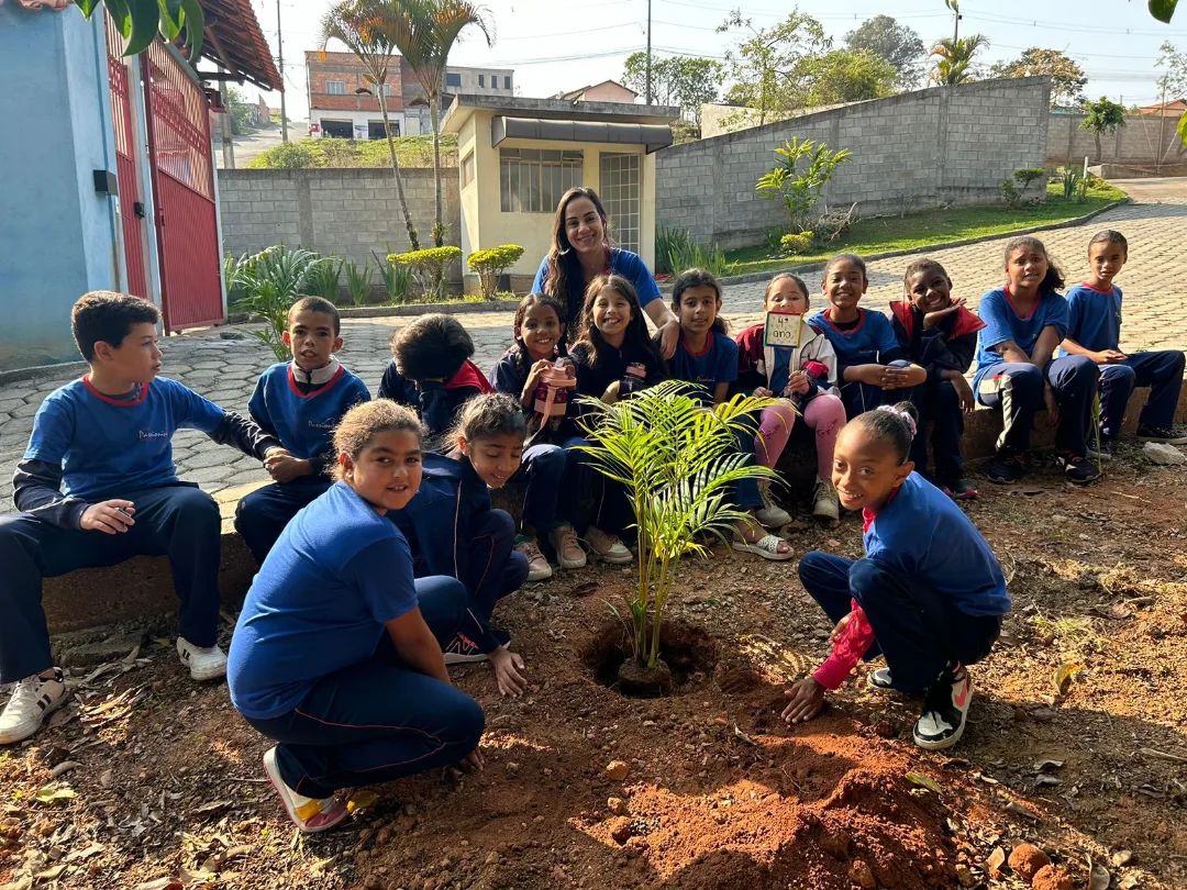 4 Ano- Plantando uma Arvore Colgio Passionista Santa Luzia