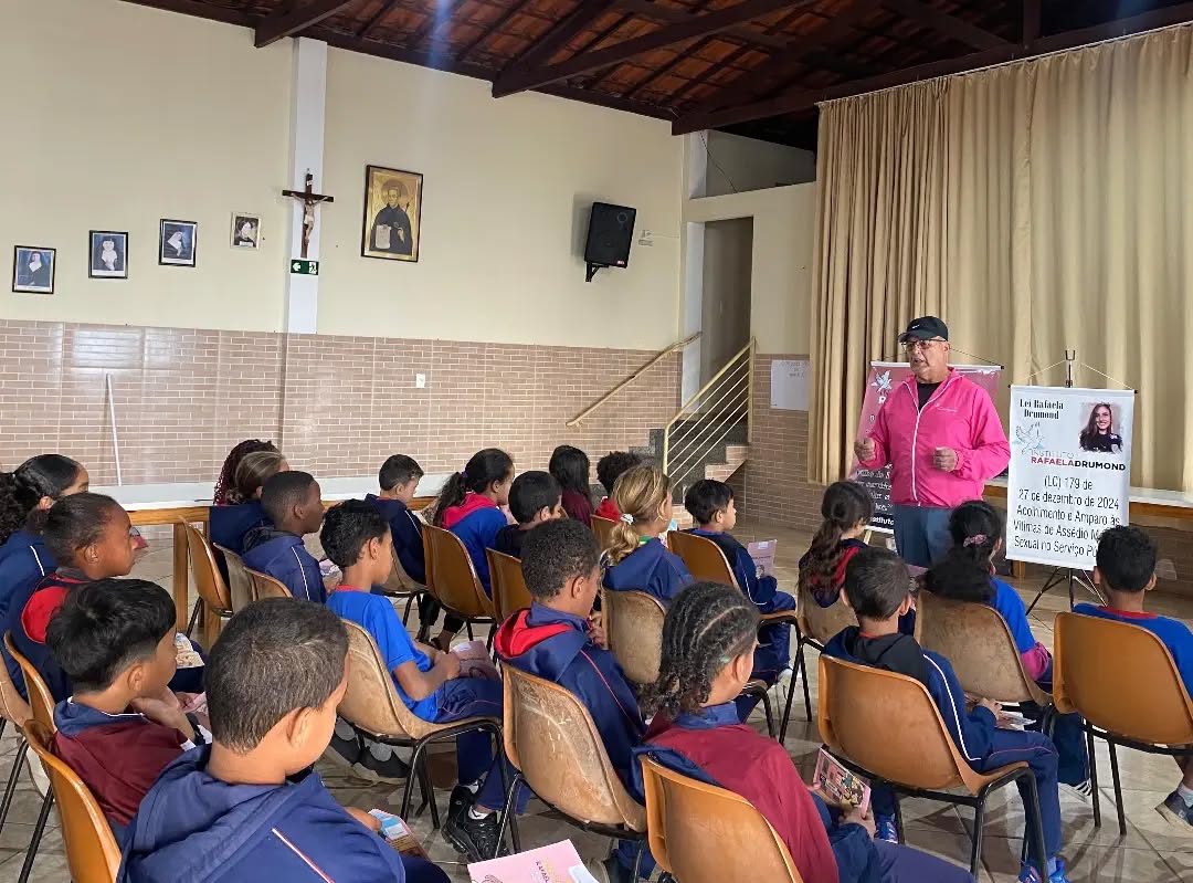 Palestra Escriv� estrela: Rafaela Drumond e sua luta contra ass�dio moral e o bullying Col�gio Passionista Santa Luzia