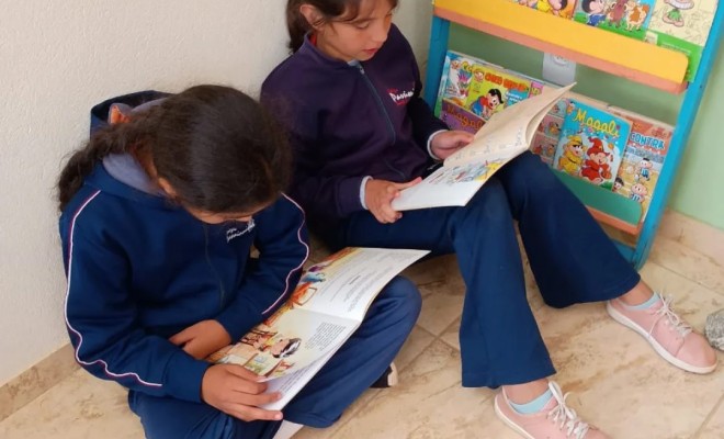 A leitura  um brinquedo feito de letras