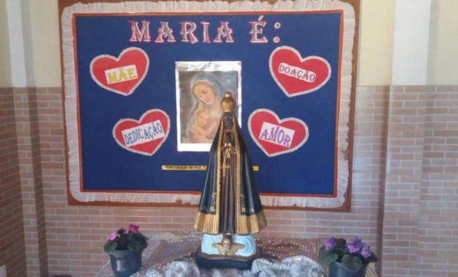 Louvando  Maria