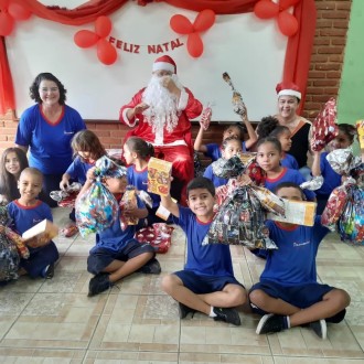 Entrega de presente - Colégio Passionista Santa Luzia Entrega de presente - Colégio Passionista Santa Luzia