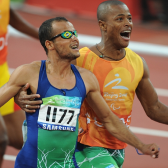 Colégio Passionista Santa Luzia recebe leite arrecadado na palestra de atleta paralímpico - Colégio Passionista Santa Luzia Colégio Passionista Santa Luzia recebe leite arrecadado na palestra de atleta paralímpico - Colégio Passionista Santa Luzia