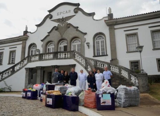 Colégio Passionista Santa Luzia recebe doações da Força Aérea Brasileira - Colégio Passionista Santa Luzia